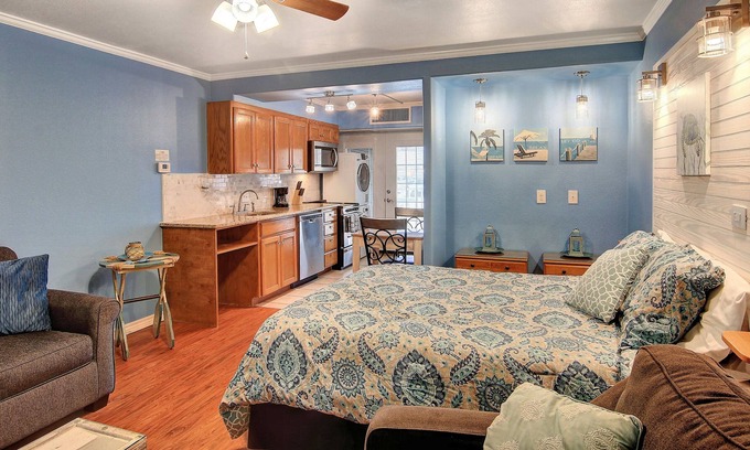 Corpus Christi Apartment | Welcoming studio with indoor/outdoor pool - minutes from beach
