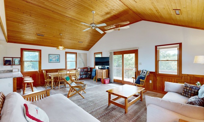 Duck House | Welcoming, with Central AC, Washer/Dryer, & High-Speed WiFi