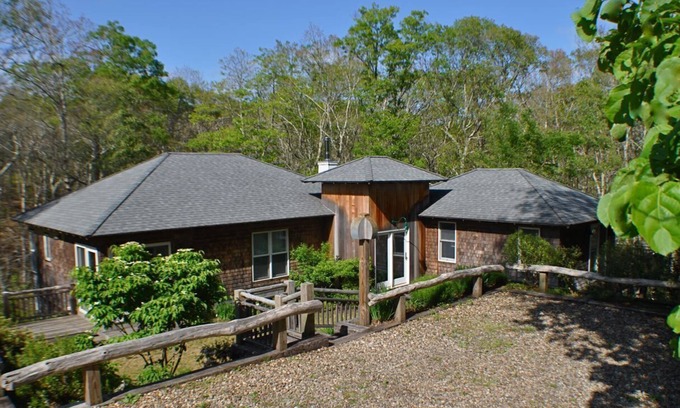 Vineyard Haven House | Well-Appointed 3 bedrm 4 bathrm with AC and 50+ 5-star reviews!