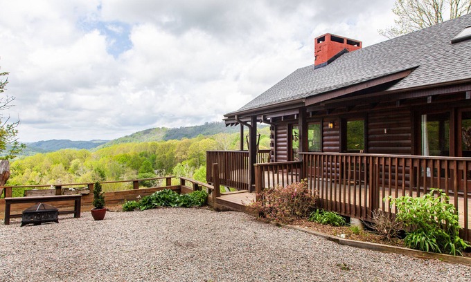 Zionville House | Well-appointed cabin with expansive mountain views, nature and tranquility.