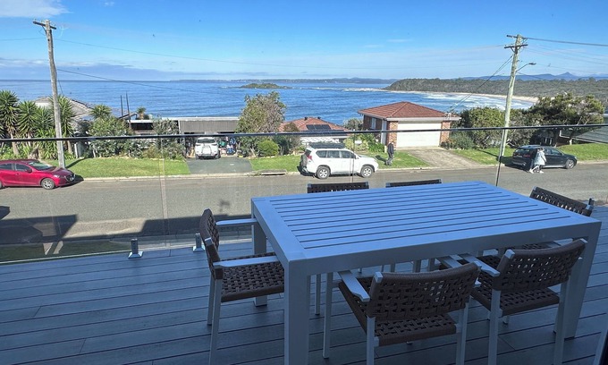 Shoalhaven House | Well appointed holiday house with views to Green Island