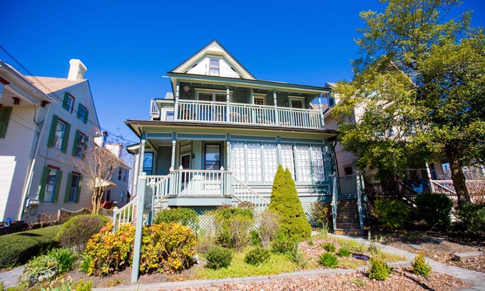 Cape May Condo | Well-appointed, updated 2 BR, 2.5 bath condo steps to Washington Street Mall