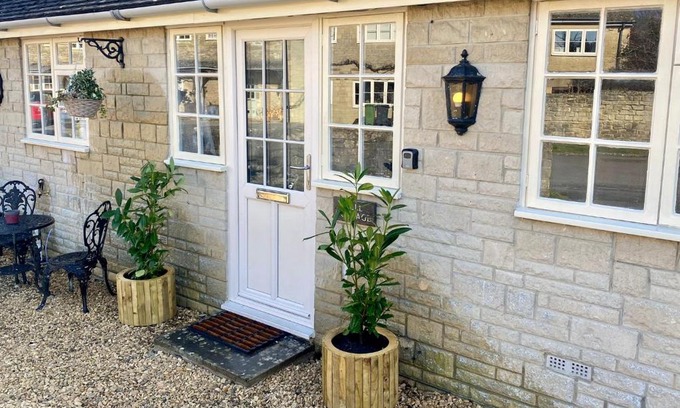 Crudwell House | Well Cottage: A Cotswold cottage at the heart of the village of Crudwell