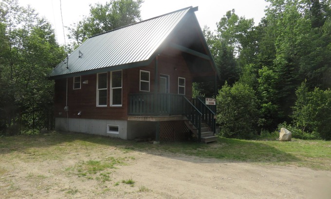 Roxbury Ski Chalet | Well equipped 3-bedroom chalet in Andover Maine including AC, WiFi.