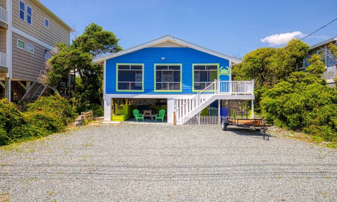 Surf City House | Well-equipped home near the beach with ocean views, outdoor shower, central AC