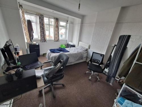 New Malden House | Well-Lit, Quiet Private Room with Kitchen in Central Flat