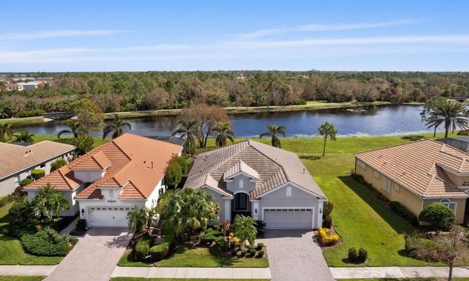 Venice House | WELLEN PARK HOME WITH MANY AMENITIES