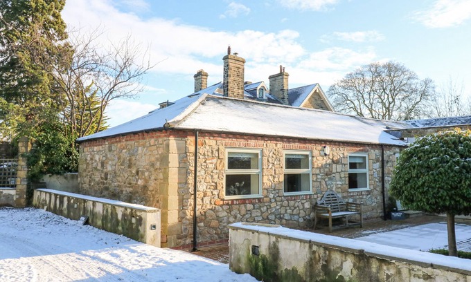 Richmond Cottage | WELLINGTON LODGE COTTAGE, pet friendly in Middleton Tyas