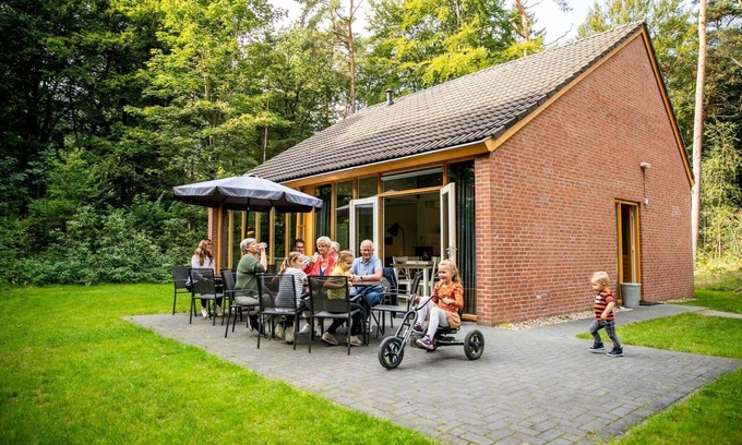 Norg House | Wellness bungalow for 12 people with private sauna and bubble bath with a view of the forest.