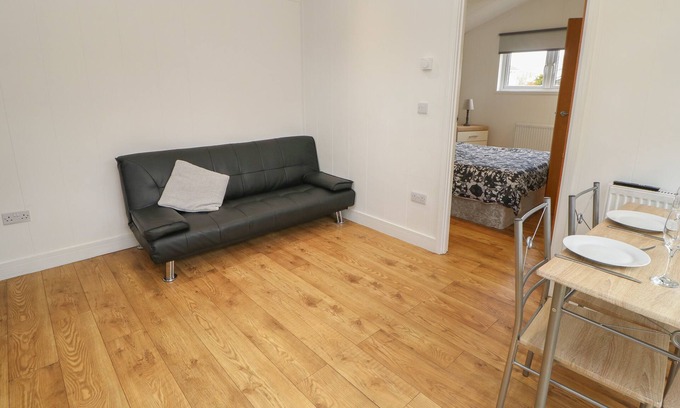 Hutton Rudby Cabin | WENSLEYDALE POD, pet friendly, with hot tub in Hutton Rudby