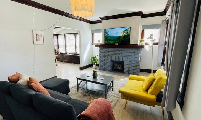 Cleveland Apartment | West Boulevard Apartment for 4 - Pets Welcome