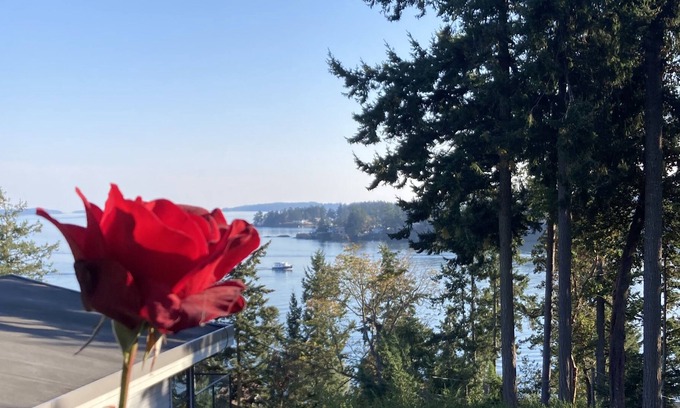 Sidney House | West Coast Retreat Surrounded by Nature , close to beach, shops and adventure