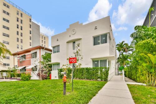 West Avenue Apartment | West Deco