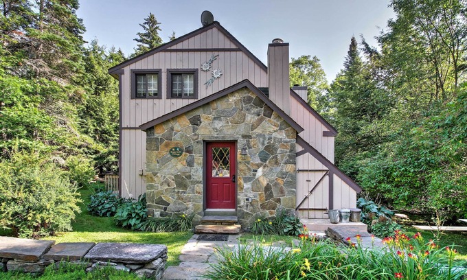West Dover House | West Dover Vacation Rental w/Hot Tub Near Mt Snow