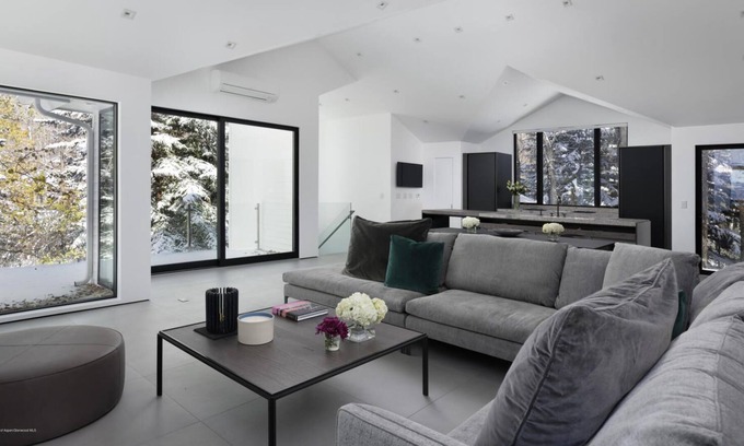 West End Condo | WEST END SLEEK CONTEMPORARY