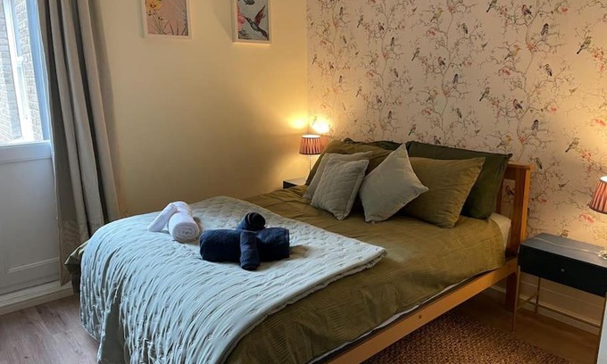 Shepherd's Bush Apartment | West London stunning garden flat - period features