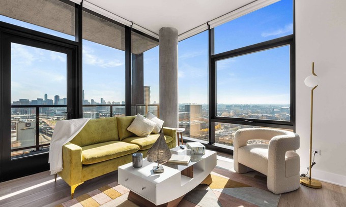 West Loop Apartment | West Loop Charm: Dining & Nightlife, Balcony