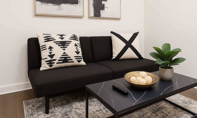 West Loop Apartment | West Loop Living – Bright 1BR