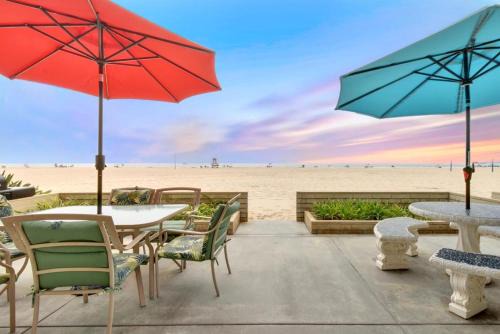 Santa Ana Heights House | West Newport Oceanfront Home and Patio on 65th St