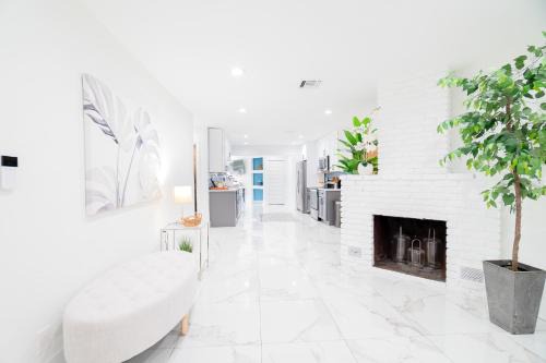Southwest House | West Palm Beach Elegant 5BR with Hot Tub and Fire Pit Near Beach