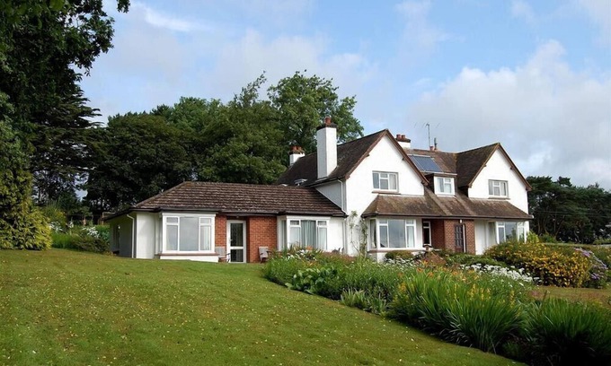 Seaton House | WEST RIDGE BUNGALOW, pet friendly, with a garden in Seaton, Devon