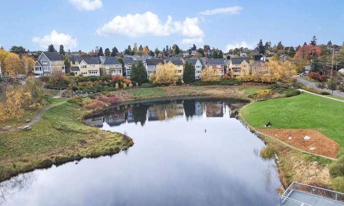 High Point House | West Seattle 1BR Townhome Business & Leisure Stays