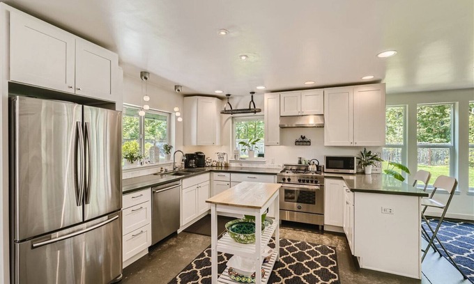 Riverview House | West Seattle Farmhouse w/large private yard!