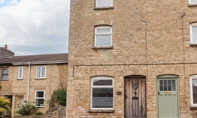 Chipping Norton Cottage | WEST STREET PLACE, pet friendly, with a garden in Chipping Norton