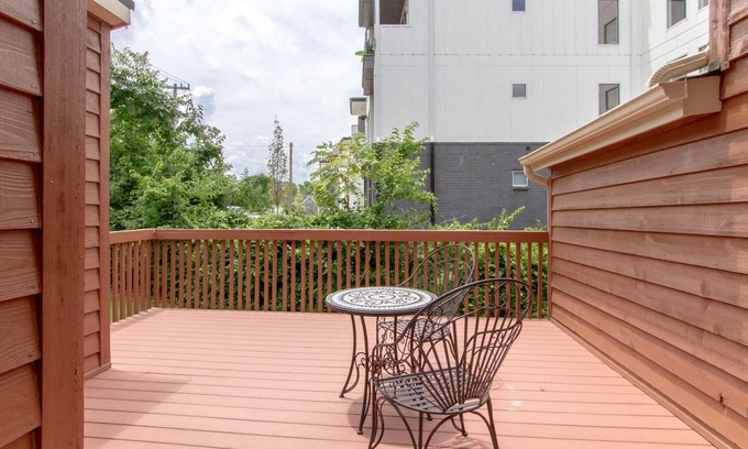 West End Condo | WestEnd Ave♥Spacious Deck♥Fast WiFi♥WorkSpace♥4 Beds 2.5 Baths♥Free Parking♥Pets