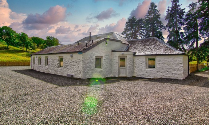 Blairgowrie Cottage | Wester Caiplich - sleeps 4, 2 bedrooms, hot tub.