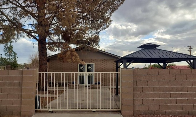 Peoria House | Western Guest House with AC in charming Peoria