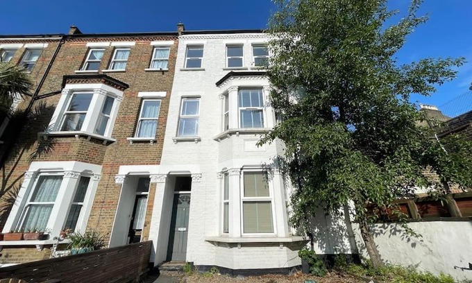 Askew House | Westfield, 8 Beds, 5 Stations 10min, Central 20min
