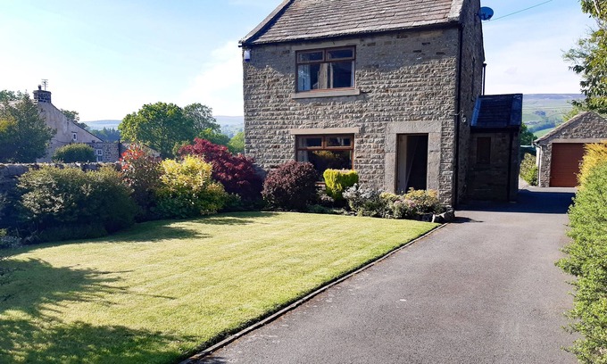 Mickleton Cottage | WESTHOLME, family friendly, with hot tub in Mickleton, Teesdale
