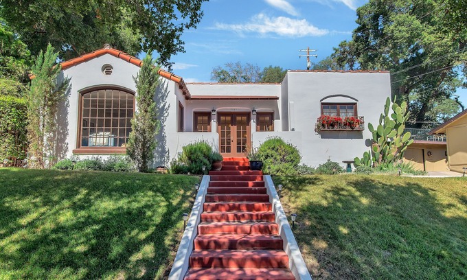 Paso Robles House | WESTSIDE SPANISH BUNGALOW -HOT TUB & Walk to Downtown Square!