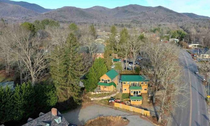 Black Mountain House | Westview Lodge - Downtown BMT!