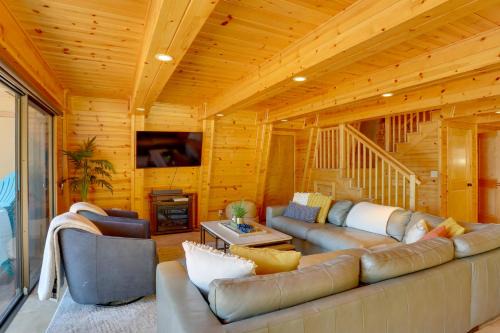 Lake Almanor Peninsula House | Westwood Lakefront Cabin with Hot Tub and Boat Dock!