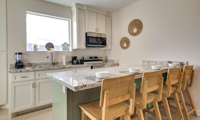 Brownsville House | WFH-Friendly Brownsville Home with Private Patio