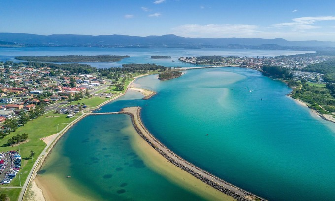 Warilla House | Whale House - Warilla Beach across the road