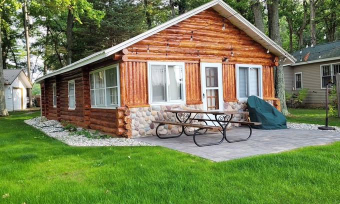 Baldwin Cabin | Whalen Lake Log Cabin, Wi-Fi, Lakefront, Kayaks