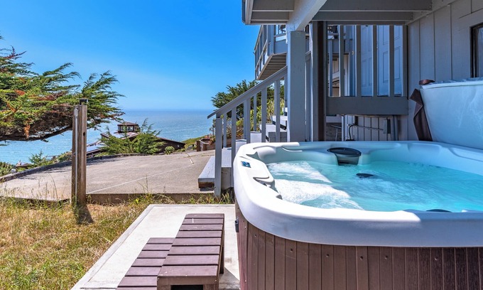 Dillon Beach House | WhaleWatch: Perfect & FUN Coastal Retreat-Epic Views! WiFi/HotTub/GmRm/Pup