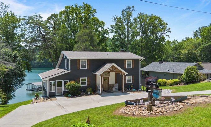 Jacksboro House | 'Whatta View' & No Steps, 2 Slip Covered Dock, Hot Tub, Ping Pong, Pool Table