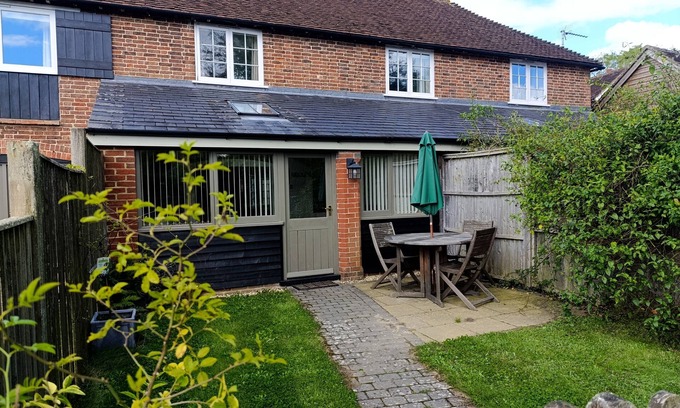 Upper Dicker Cottage | Wheat cottage, Chiddingly, spacious and well equipped character accommodation