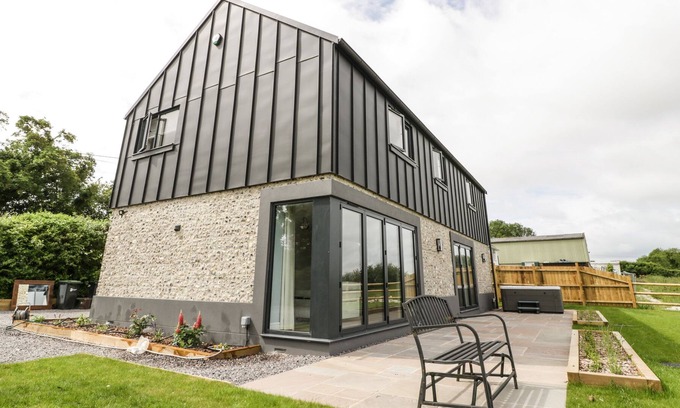 Tarrant Keyneston Cottage | WHERE THE WILD THINGS ARE, family friendly in Blandford Forum