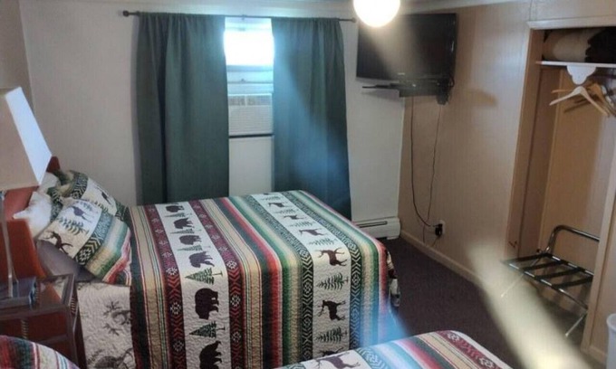 Bonesteel Hotel | Whetstone Bay Lodge Room 3 - Sleeps 3
