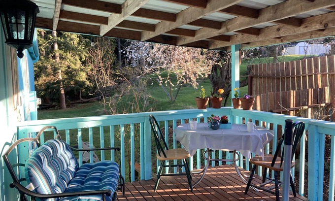 Freeland House | Whidbey Island Charming Cottage with Spacious Backyard