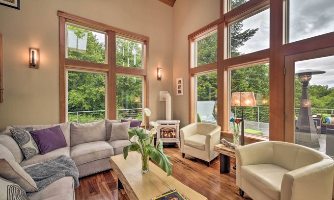 Freeland House | Whidbey Island Oasis w/Hot Tub & Cabana!