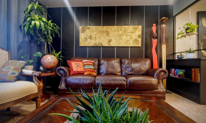 Whyte ave House | Whimsical Vintage townhouse in peaceful King Edward park *Pet Friendly!