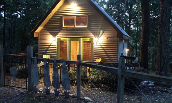 Damascus House | Whimsy on the Wood, Pet friendly, walking distance to VA Creeper and the A.T.
