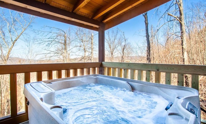 Gatlinburg Cabin | Whisk-A-Way - Hot Tub, Pool Table & Jacuzzi!