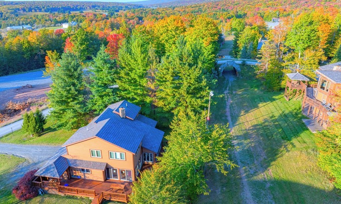 Timberline House | Whisper Haven - Newly Renovated Ski-In/Out House w/Hot Tub on Winterset Trail!